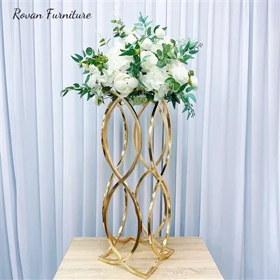 مركزية حامل الزهور الذهبية