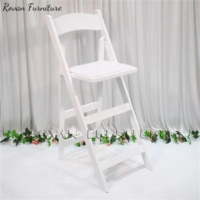 مقاعد مرتفعة قابلة للطي باللون الأبيض في الهواء الطلق