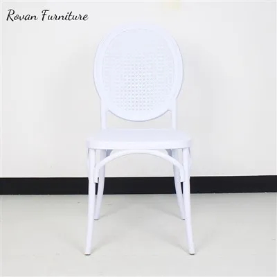 كرسي زفاف قابل للتكديس على شكل دائري من البلاستيك الأبيض